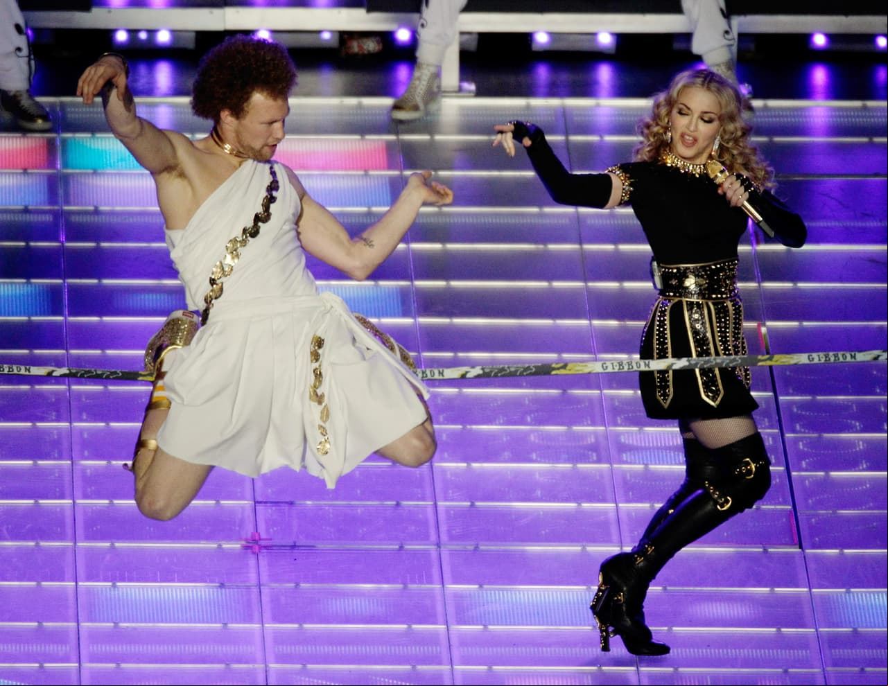 La reina del pop abrió el show con 'Vogue' en un set Romano-egipcio, seguido de 'Music' acompañada de LMFAO. Posteriormente Nicky Minaj y M.I.A. se unieron a Madonna para interpretar 'Give Me All Your Loving', terminado con 'Like a Prayer'.