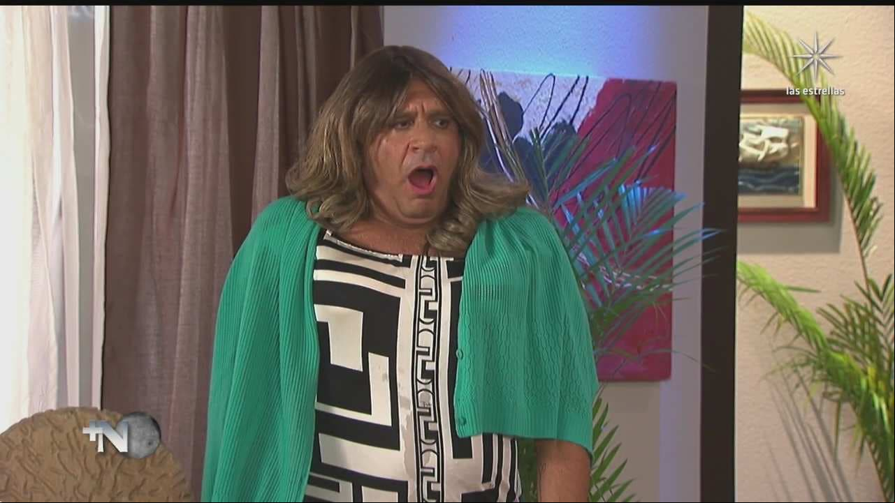 Arath de la Torre se vistió de mujer para un sketch que realizó en 'Más noche'.