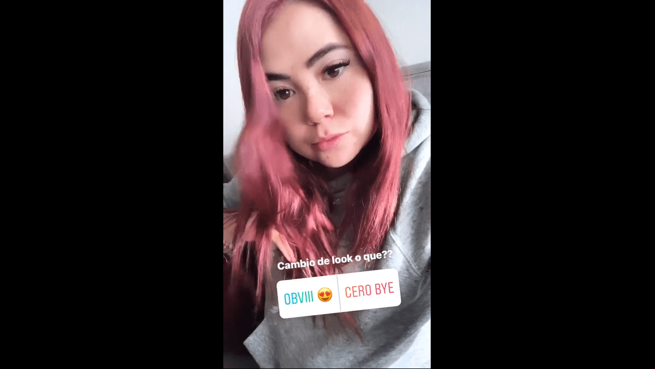 Sin embargo, la actriz, quien da vida a ‘Martina’ en Una familia de Diez, sometió a votación su futuro cambio de look y preguntó a sus fans si debería arriesgarse y pintar de verdad su melena en dicho tono.