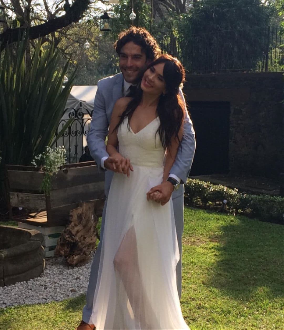 En cuanto a su vida privada, Adriana Louvier se casó en 2016 con Carlos Augusto Salas, un entrenador personal con quien ha formado una estrecha unión.